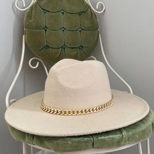 Wide brim hat